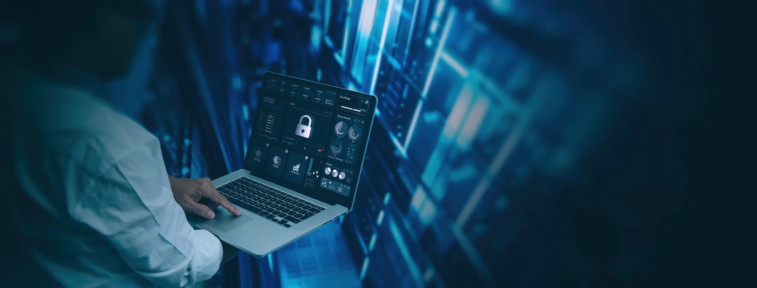 Cybersecurity innovations concept Engineer computer working with laptop computer show pad lock icon in the modern server room network background Sécurité serveur, guide de protection de votre infrastructure